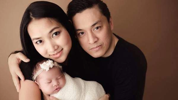 Con gái lam trường và vợ trẻ kém 17 tuổi lớn nhận không ra xinh xắn như công chúa - 4