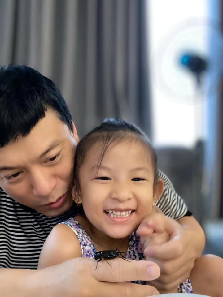 Con gái lam trường và vợ trẻ kém 17 tuổi lớn nhận không ra xinh xắn như công chúa - 9
