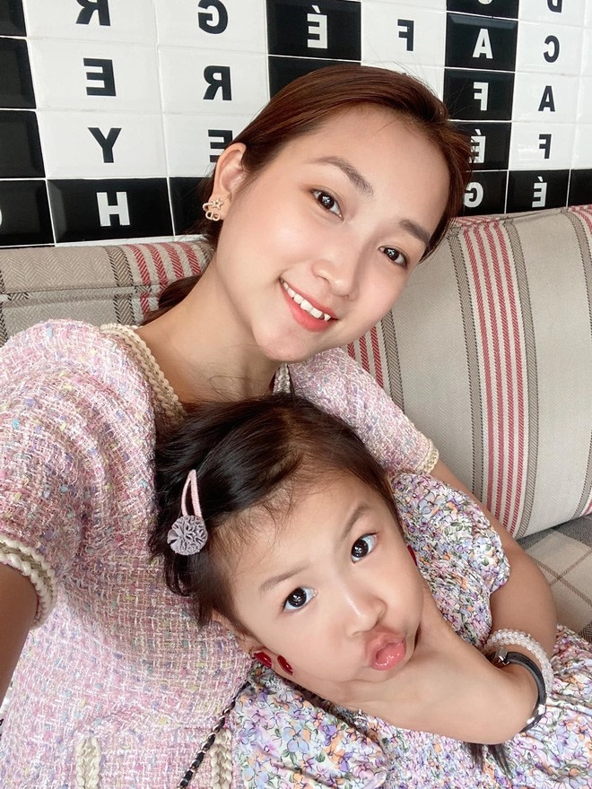 Con gái lam trường và vợ trẻ kém 17 tuổi lớn nhận không ra xinh xắn như công chúa - 10