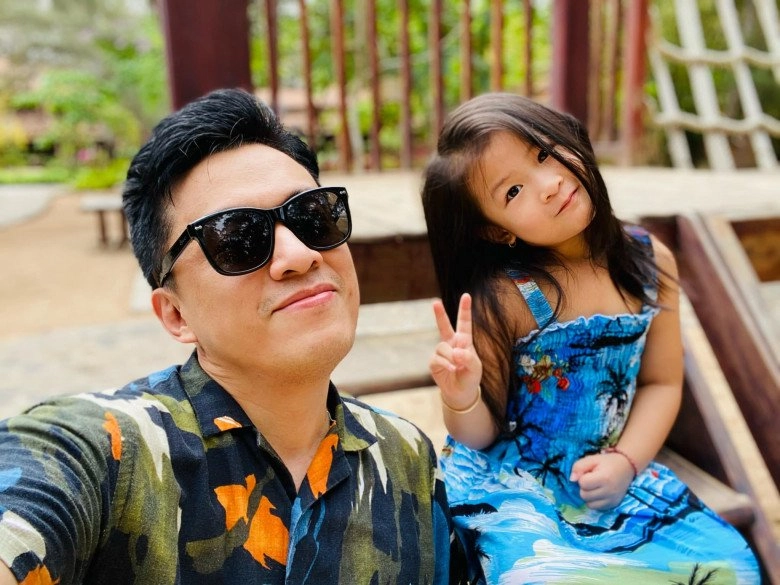 Con gái lam trường và vợ trẻ kém 17 tuổi lớn nhận không ra xinh xắn như công chúa - 12