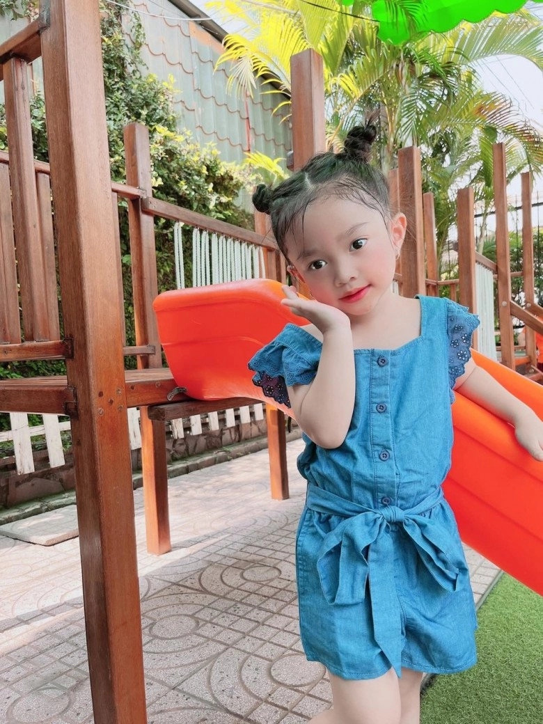 Con gái lê dương bảo lâm 4 tuổi ra dáng thiếu nữ tạo dáng như mẫu nhí chuyên nghiệp - 2