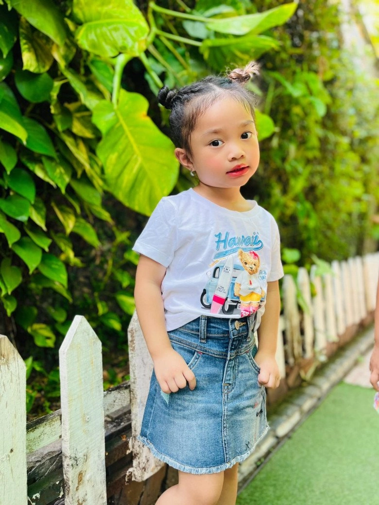 Con gái lê dương bảo lâm 4 tuổi ra dáng thiếu nữ tạo dáng như mẫu nhí chuyên nghiệp - 4