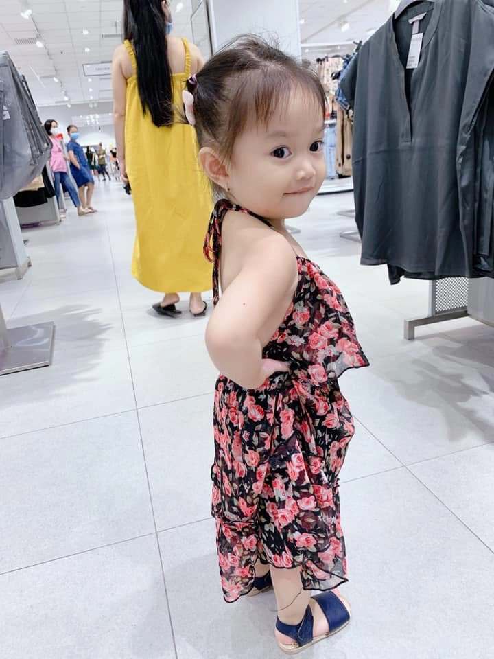 Con gái lê dương bảo lâm 4 tuổi ra dáng thiếu nữ tạo dáng như mẫu nhí chuyên nghiệp - 7