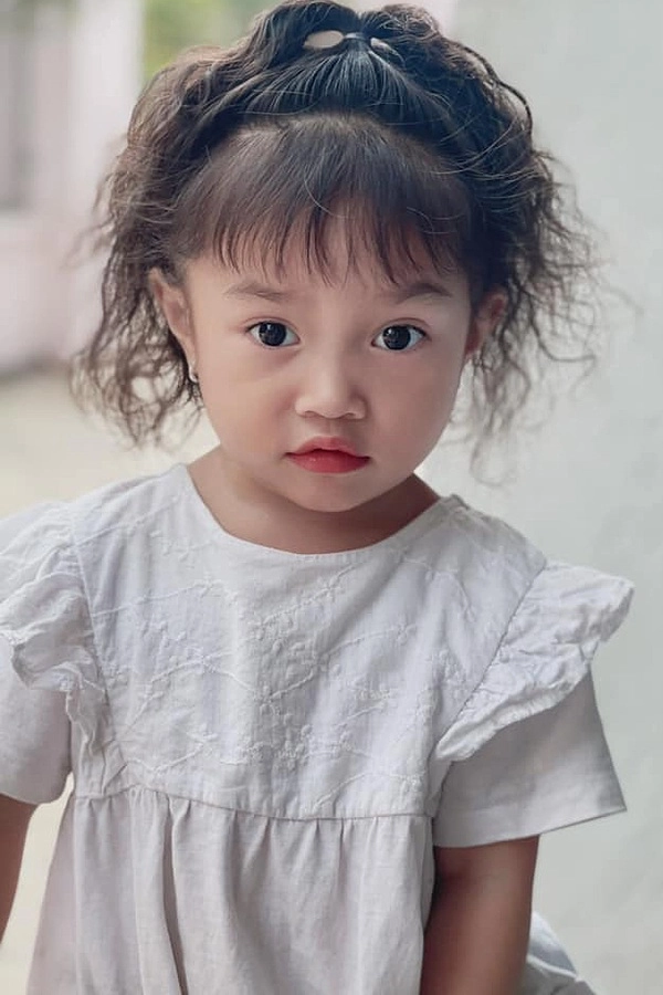 Con gái lê dương bảo lâm 4 tuổi ra dáng thiếu nữ tạo dáng như mẫu nhí chuyên nghiệp - 9