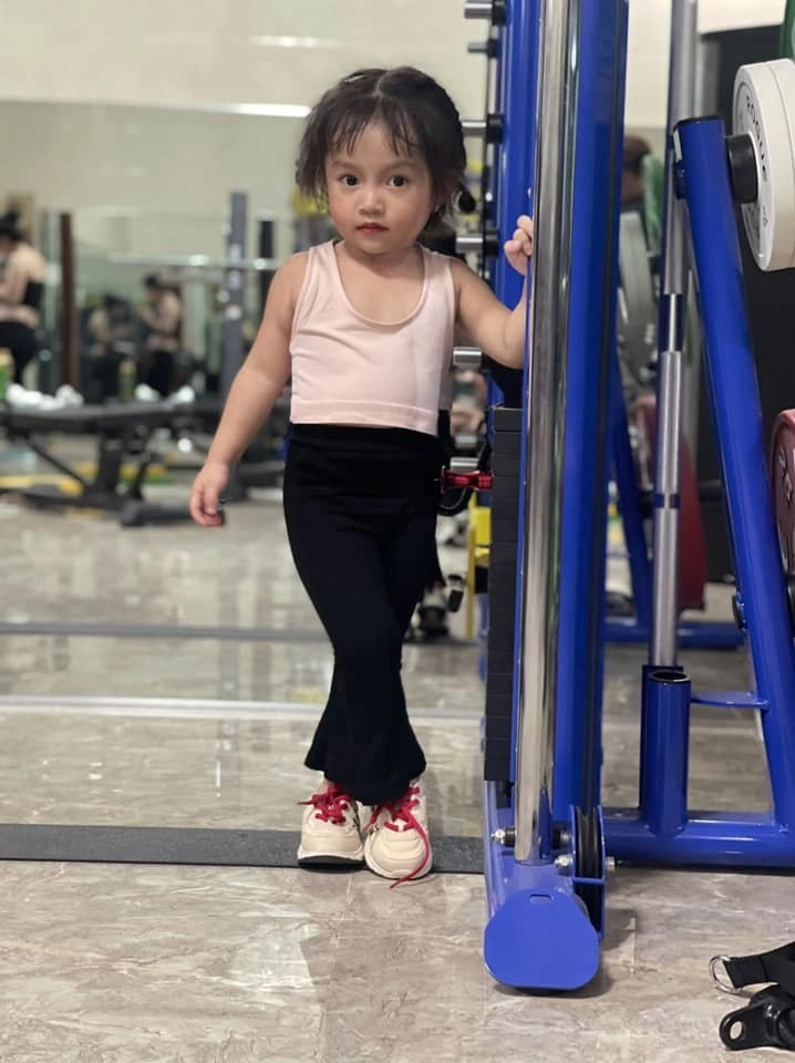 Con gái lê dương bảo lâm 4 tuổi ra dáng thiếu nữ tạo dáng như mẫu nhí chuyên nghiệp - 11
