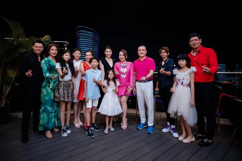 Con gái lớn của bình minh mới hơn 12 tuổi đã cao tới mang tai bố giống mẹ khoản thể thao giữ dáng - 6
