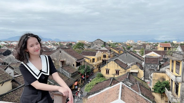 Con gái lớn hồng đăng 11 tuổi trổ giò cao hơn mẹ má lúm đồng tiền giống hệt bố - 1