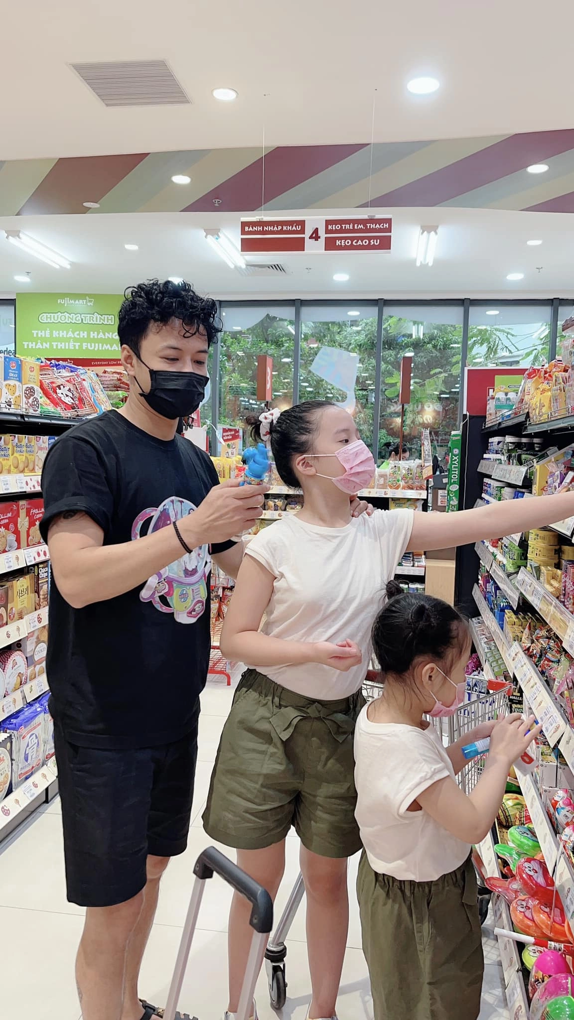 Con gái lớn hồng đăng 11 tuổi trổ giò cao hơn mẹ má lúm đồng tiền giống hệt bố - 8