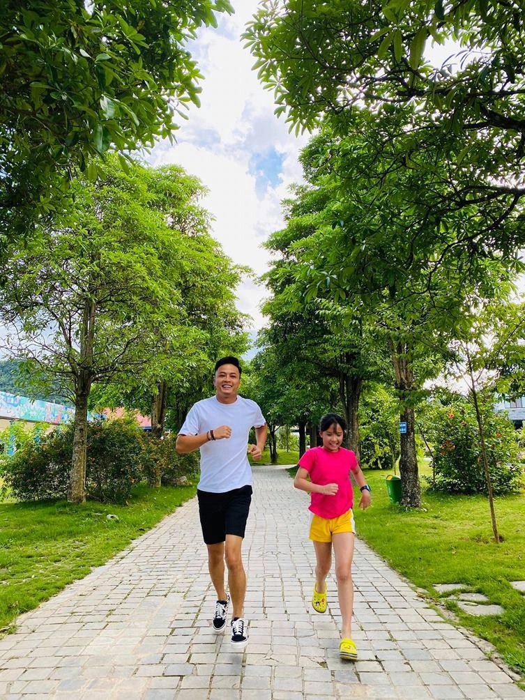 Con gái lớn hồng đăng 11 tuổi trổ giò cao hơn mẹ má lúm đồng tiền giống hệt bố - 11