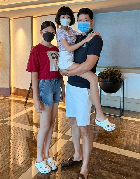 Con gái lớn phổng phao bình minh quyền linh vẫn bồng bế cưng chiều như ngày còn nhỏ - 2
