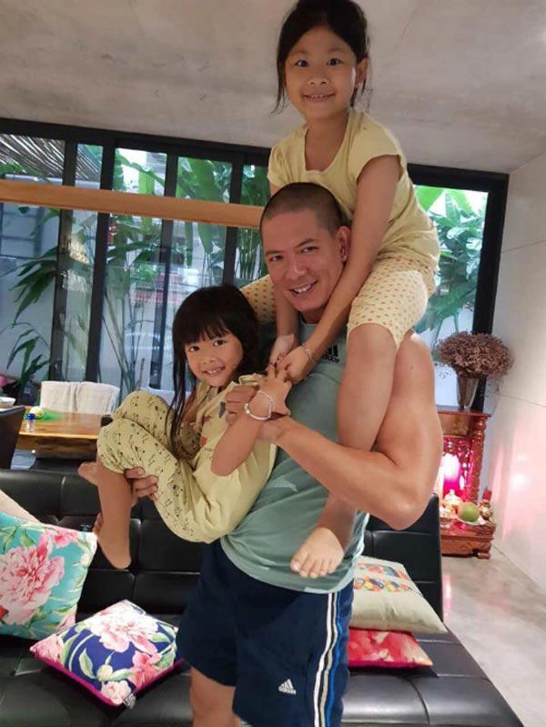 Con gái lớn phổng phao bình minh quyền linh vẫn bồng bế cưng chiều như ngày còn nhỏ - 3