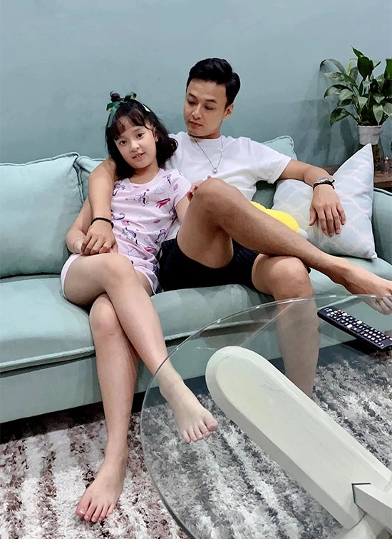 Con gái lớn phổng phao bình minh quyền linh vẫn bồng bế cưng chiều như ngày còn nhỏ - 12