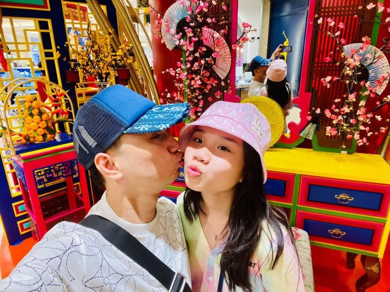 Con gái lớn phổng phao bình minh quyền linh vẫn bồng bế cưng chiều như ngày còn nhỏ - 13