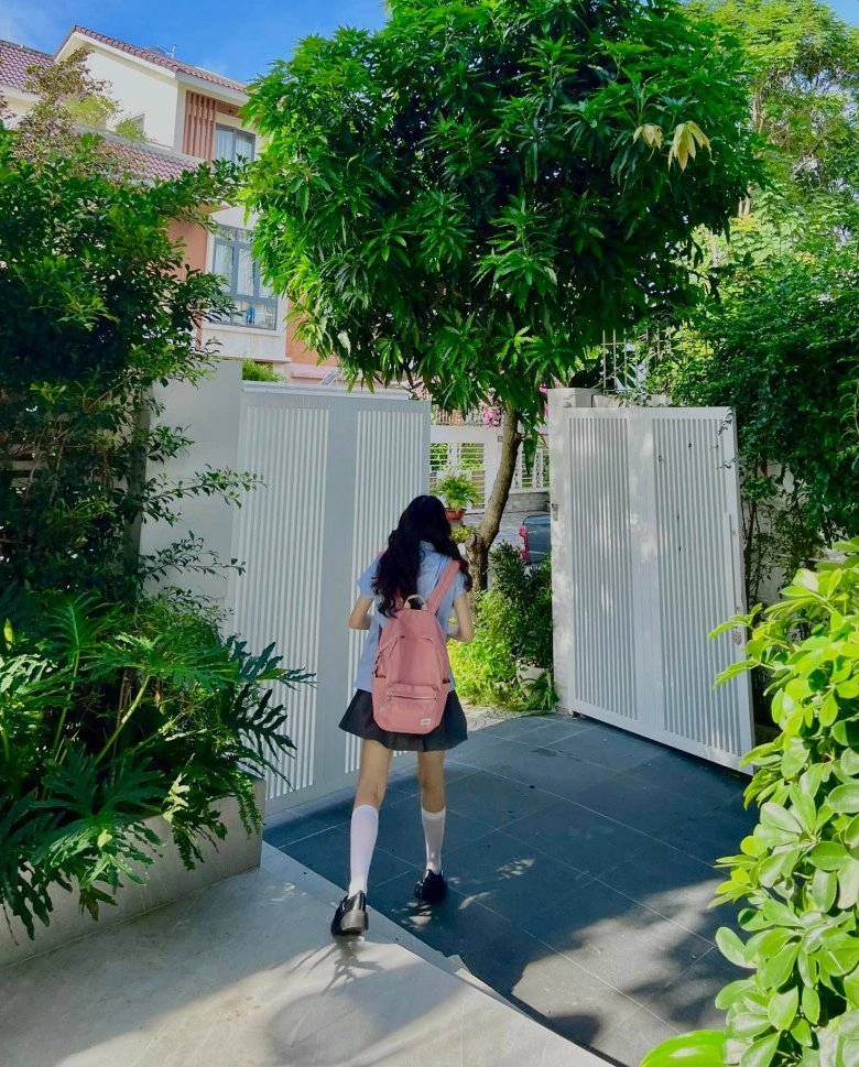 Con gái lớp 9bị soi mặc váy đồng phục ngắn ngang bắp đùi vợ quyền linh lên tiếng tránh hiểu lầm - 4