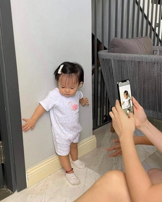 Con gái mạc văn khoa chụp ảnh thẻ mặt quá nghiêm túc nhìn sang con cường đôla ly kute đáng yêu không kém - 3