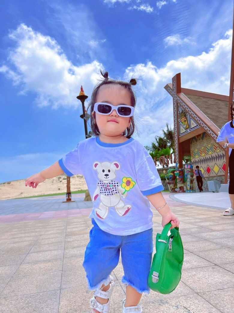 Con gái mạc văn khoa đeo kính râm tay xách túi hiệu sang chảnh không kém lisa nhà hồ ngọc hà - 2