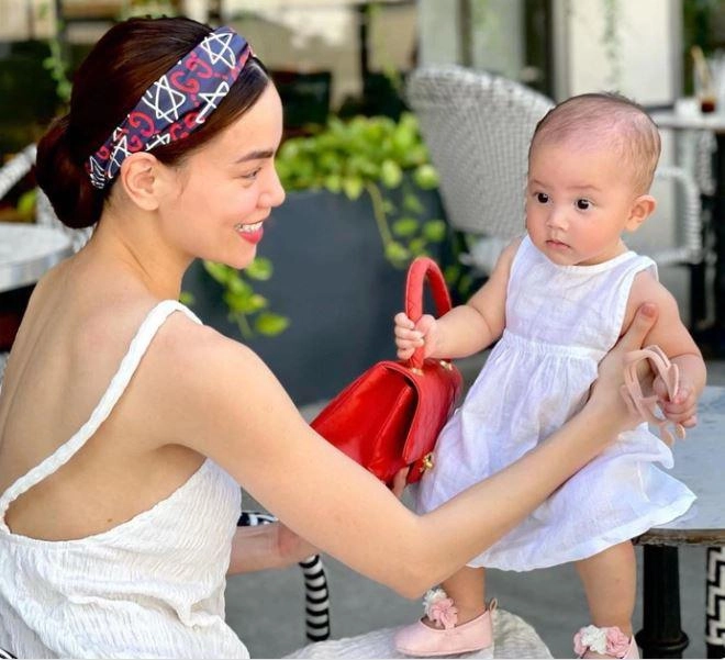 Con gái mạc văn khoa đeo kính râm tay xách túi hiệu sang chảnh không kém lisa nhà hồ ngọc hà - 4