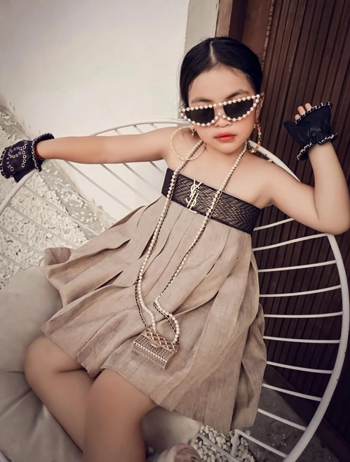 Con gái mạc văn khoa đeo kính râm tay xách túi hiệu sang chảnh không kém lisa nhà hồ ngọc hà - 8