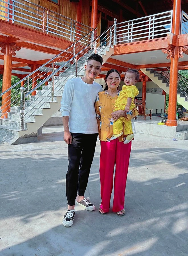 Con gái mạc văn khoa hợp đất hải dương về quê tươi hơn hoa da trắng má hồng siêu yêu - 2