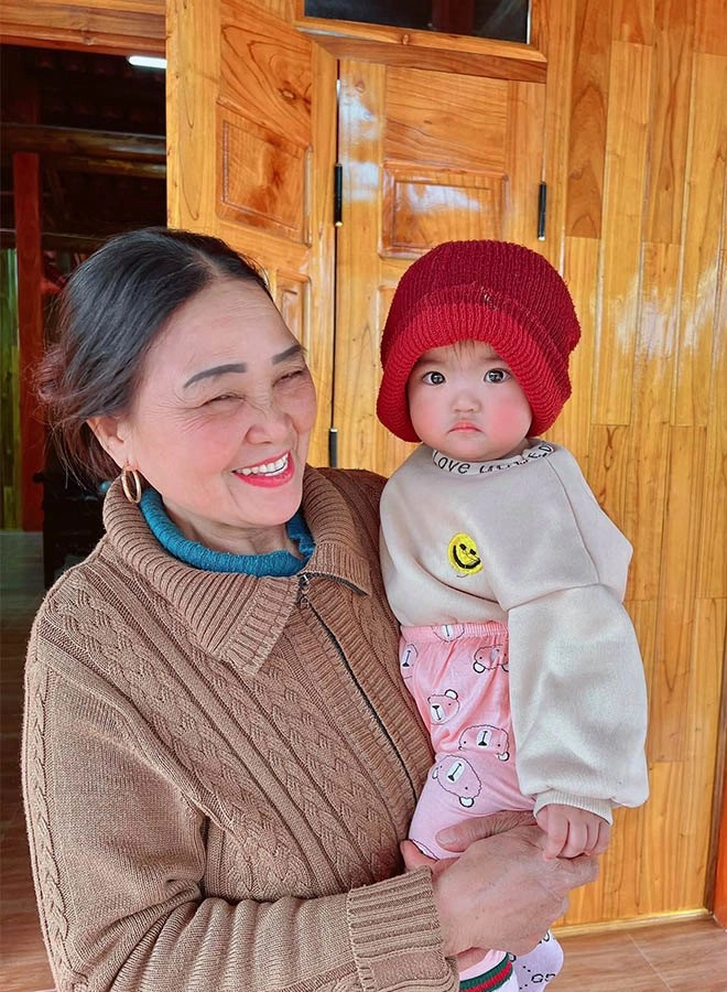 Con gái mạc văn khoa hợp đất hải dương về quê tươi hơn hoa da trắng má hồng siêu yêu - 3