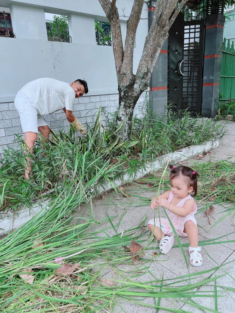 Con gái mạc văn khoa lớn phổng 1 tuổi rưỡi đi siêu thị đã biết săm soi đọc bảng thành phần - 12