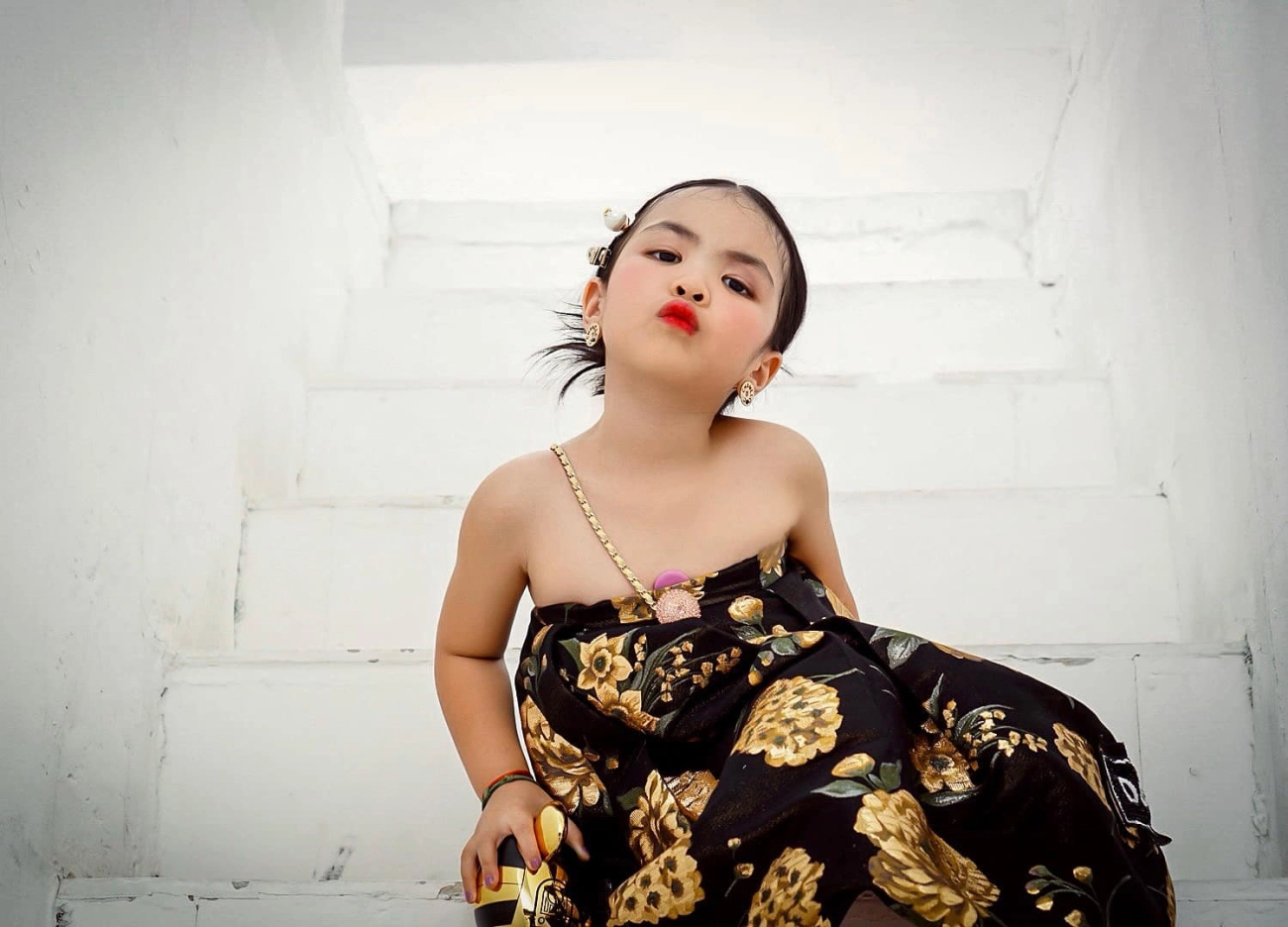 Con gái minh nhựa mới bé tí đã thích trang điểm mẹ cũng phải xin thua khoản điệu - 11