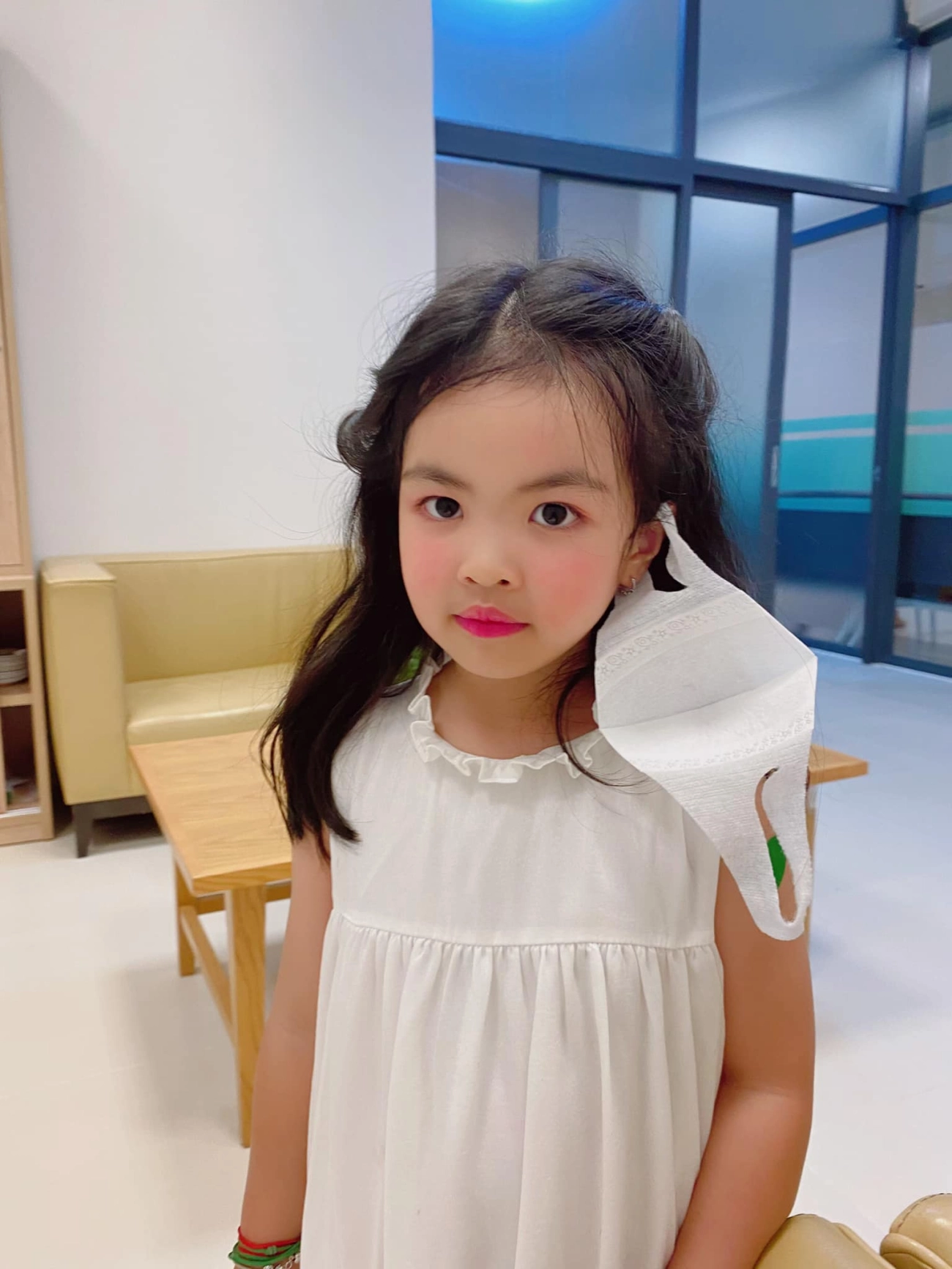 Con gái minh nhựa mới bé tí đã thích trang điểm mẹ cũng phải xin thua khoản điệu - 12