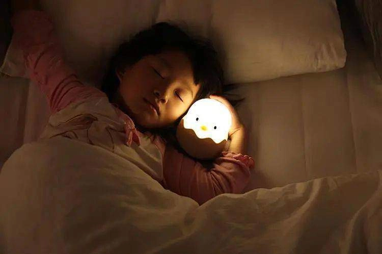 Con gái ngủ một mình giường 2m nhưng sáng nào cũng kêu chật bố mẹ xem camera thì hoảng hốt - 1