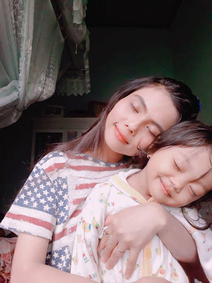 Con gái ở quê củahhen niê đã 6tuổi được mẹ cho di chuyển bằng máy bay hạng thương gia - 12