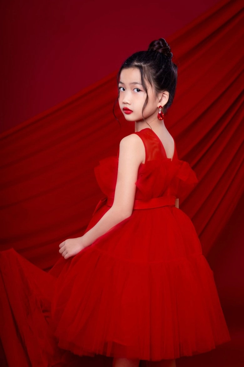 Con gái ốc thanh vân 9 tuổi xinh đẹp hệt mẹ thần thái sang chảnh như mẫu nhí - 1