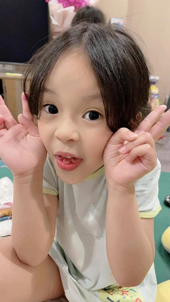 Con gái ốc thanh vân hồng đăng sở hữu chiếc lưỡi 1 người trên thế giới làm được - 9