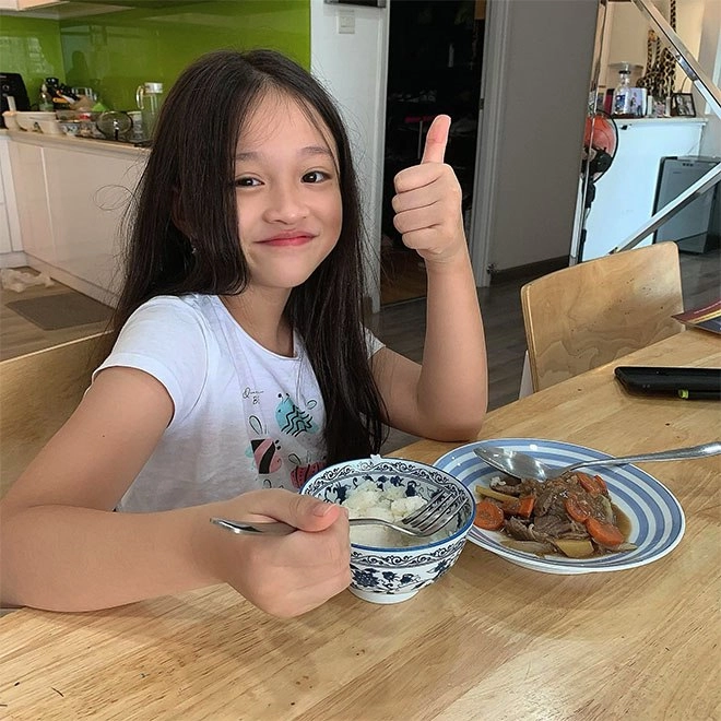 Con gái phan đình tùng xinh như hoa hậu mới 8 tuổi đã trăn trở về nhan sắc thua mẹ - 8