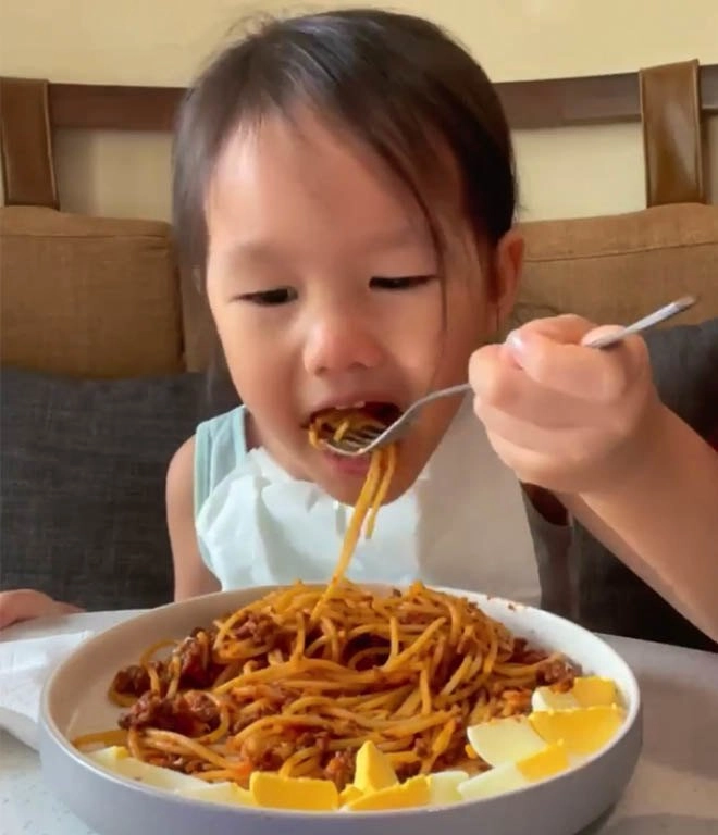 Con gái phan như thảo ăn toàn món ngon vật lạ vẫn gầy 5 tuổi lần đầu biết đói - 1