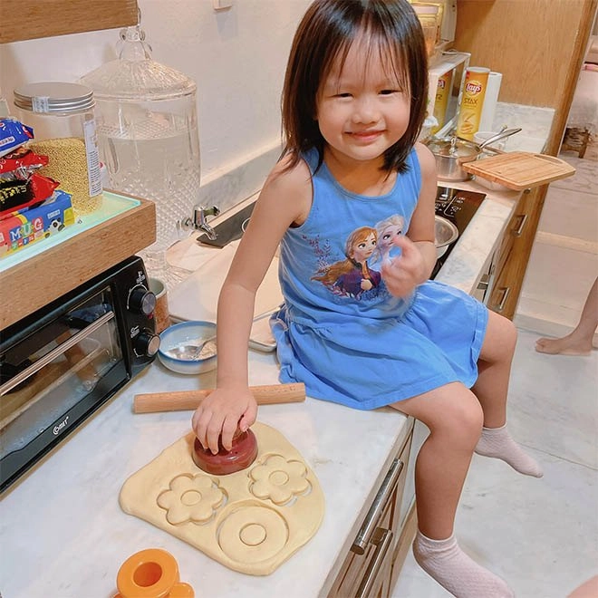 Con gái phan như thảo ăn toàn món ngon vật lạ vẫn gầy 5 tuổi lần đầu biết đói - 4