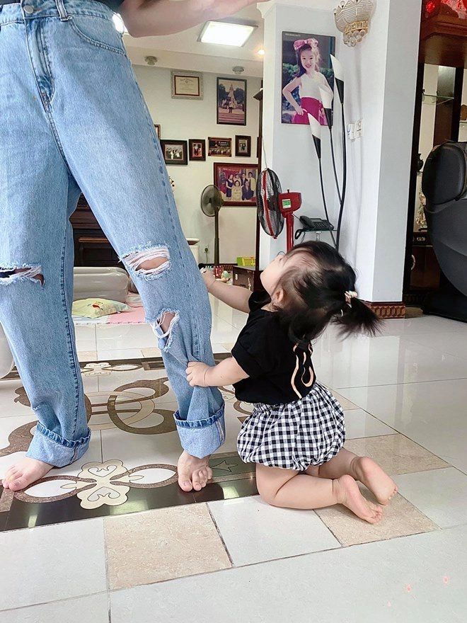 Con gái quỳ gối đu bám đông nhi cương quyết không bế được mẹ bỉm đồng cảm - 1
