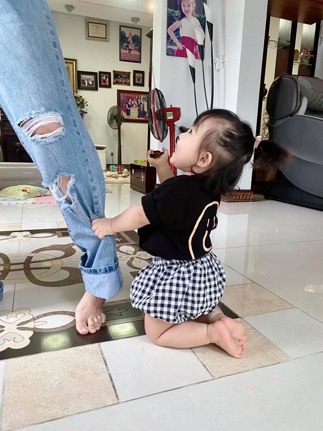 Con gái quỳ gối đu bám đông nhi cương quyết không bế được mẹ bỉm đồng cảm - 2