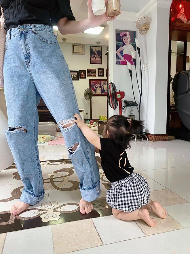 Con gái quỳ gối đu bám đông nhi cương quyết không bế được mẹ bỉm đồng cảm - 3
