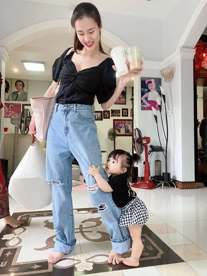 Con gái quỳ gối đu bám đông nhi cương quyết không bế được mẹ bỉm đồng cảm - 5