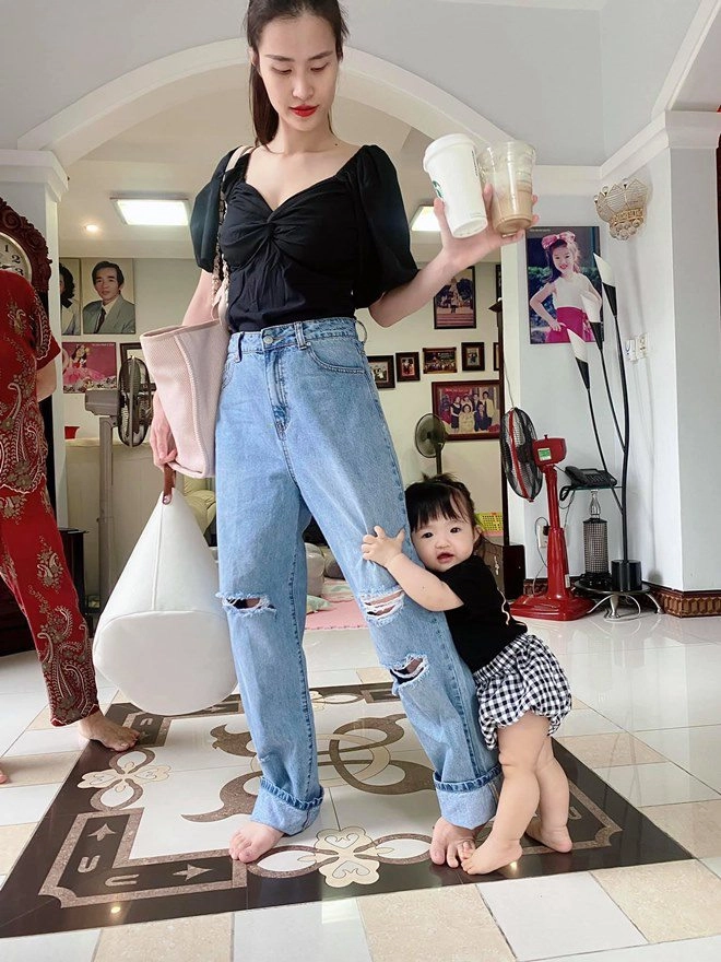 Con gái quỳ gối đu bám đông nhi cương quyết không bế được mẹ bỉm đồng cảm - 6