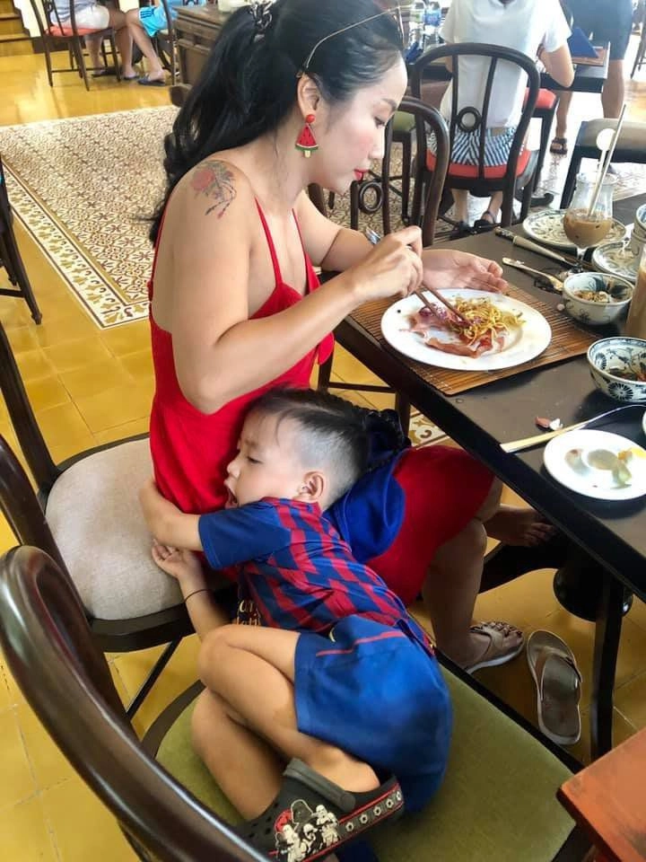 Con gái quỳ gối đu bám đông nhi cương quyết không bế được mẹ bỉm đồng cảm - 8