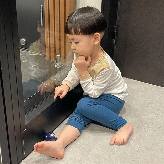Con gái quỳ gối đu bám đông nhi cương quyết không bế được mẹ bỉm đồng cảm - 12
