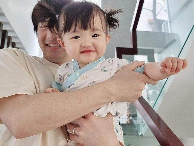 Con gái quỳ gối đu bám đông nhi cương quyết không bế được mẹ bỉm đồng cảm - 17