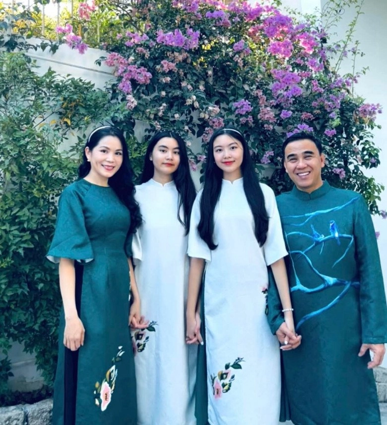 Con gái quyền linh tuổi 17 trang điểm nhẹ nhàng xinh như hoa chiều cao chuẩn hoa hậu - 1