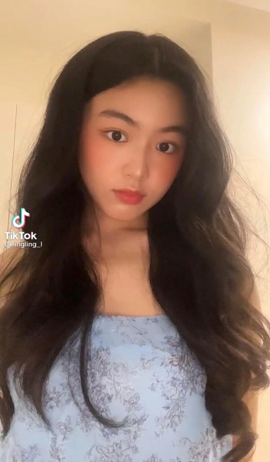 Con gái quyền linh tuổi 17 trang điểm nhẹ nhàng xinh như hoa chiều cao chuẩn hoa hậu - 2