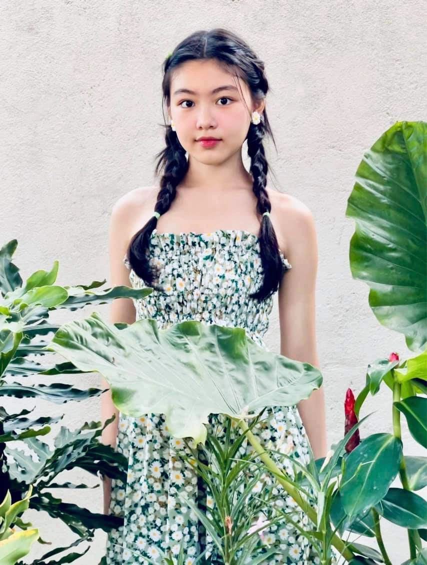 Con gái quyền linh tuổi 17 trang điểm nhẹ nhàng xinh như hoa chiều cao chuẩn hoa hậu - 10