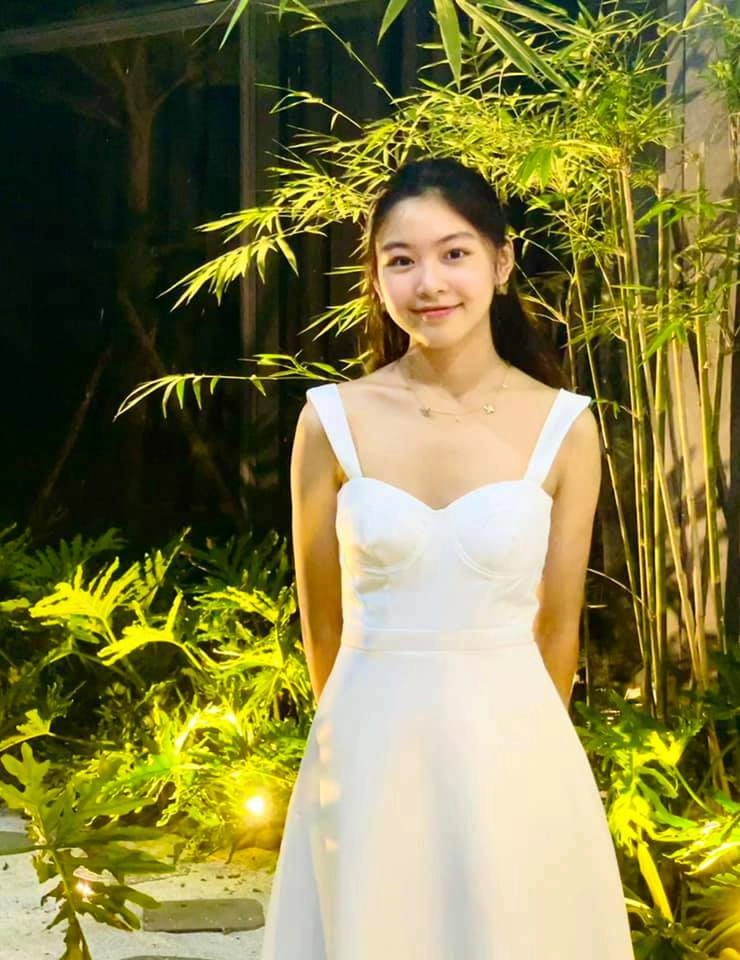 Con gái quyền linh tuổi 17 trang điểm nhẹ nhàng xinh như hoa chiều cao chuẩn hoa hậu - 12