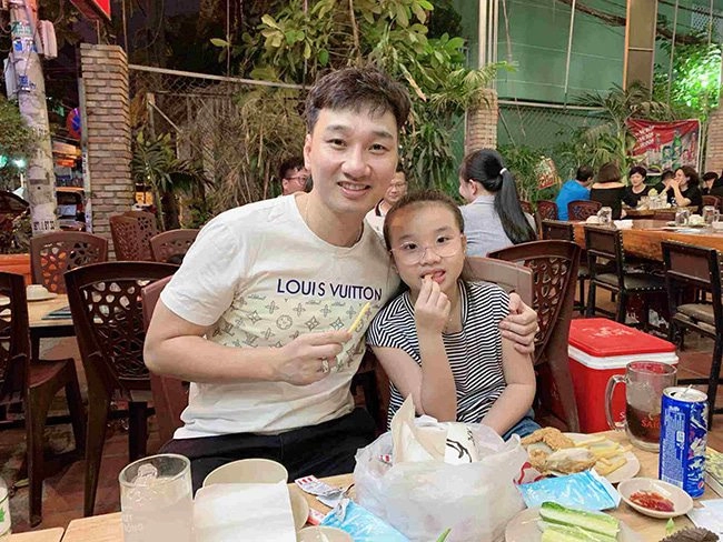 Con gái ruột ít người biết của mc thành trung thiếu nữ 12 tuổi xinh đẹp muốn lấy người giống bố - 1