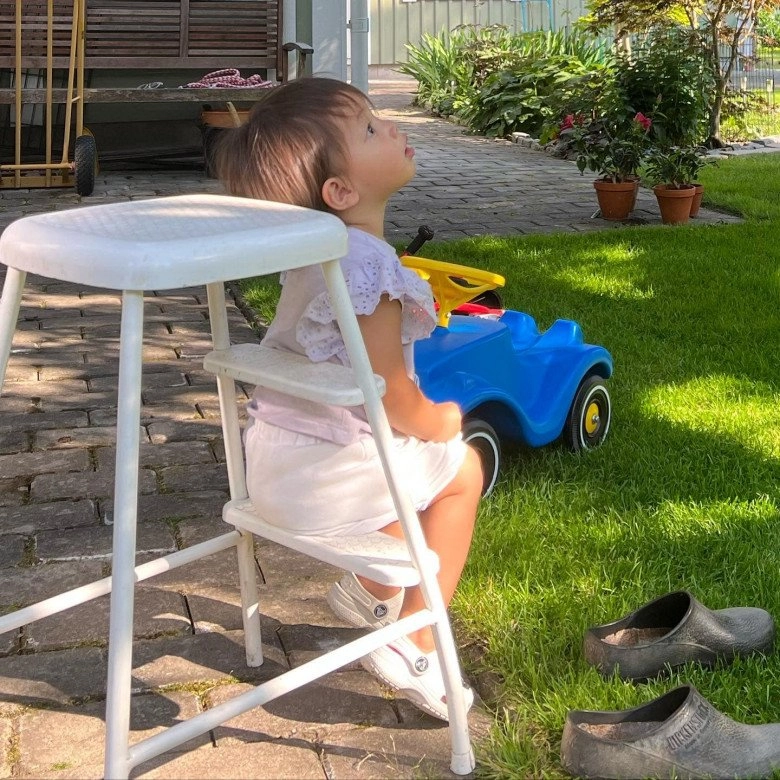 Con gái sang tận thụy điển chăm vườn cho ông bà nội hồ ngọc hà kim lý thi nhau khen hết lời - 2