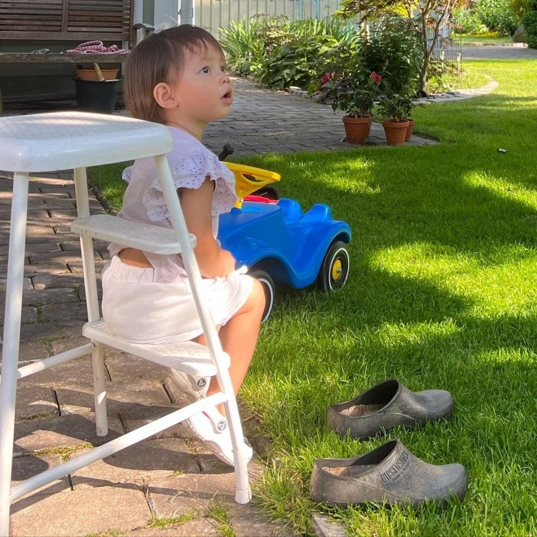 Con gái sang tận thụy điển chăm vườn cho ông bà nội hồ ngọc hà kim lý thi nhau khen hết lời - 3