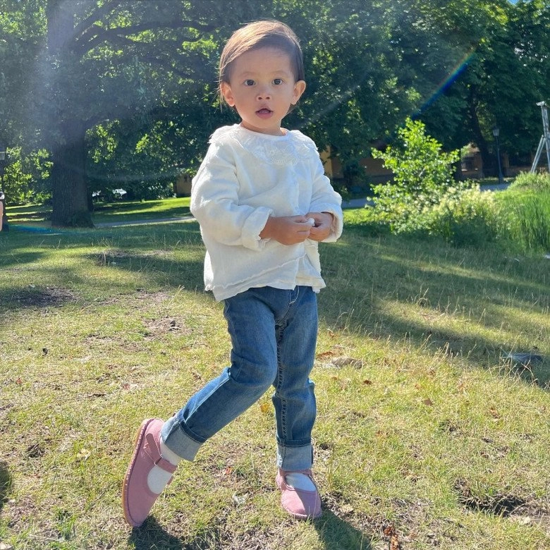 Con gái sang tận thụy điển chăm vườn cho ông bà nội hồ ngọc hà kim lý thi nhau khen hết lời - 8